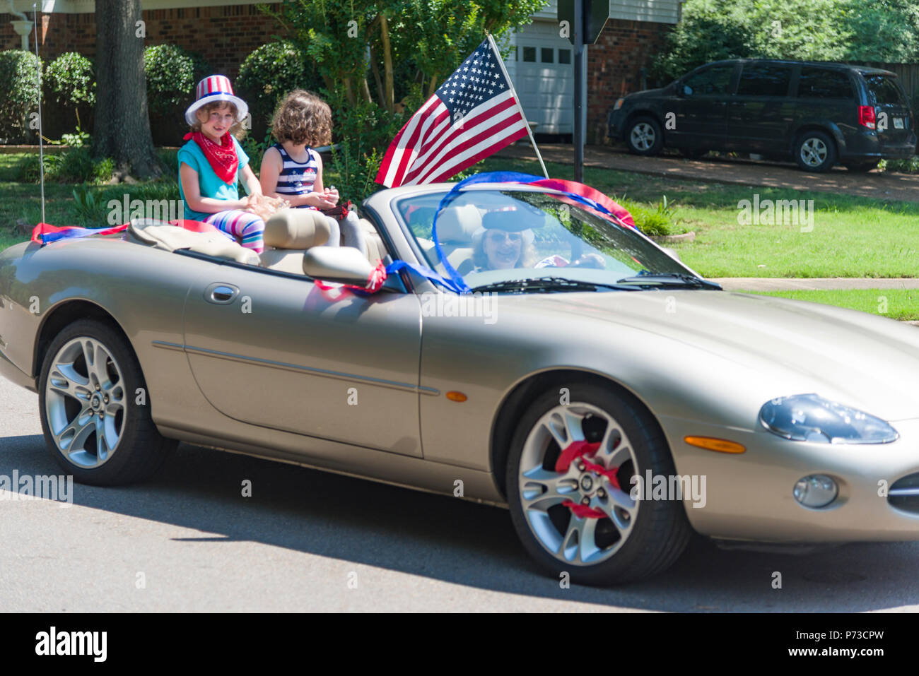 Germmantown, USA. Juillet 4,2018. Germmantown TN, USA. Défilé de voisinage. En 2018. Profitant de la quatrième de juillet. Date de l'indépendance aux États-Unis. Les familles et les amis profitez de la célébration avec les couleurs, les convertibles et les brises fraîches. Temp dans les années 90 (35c) Crédit : Gary Culley/Alamy Live News Banque D'Images