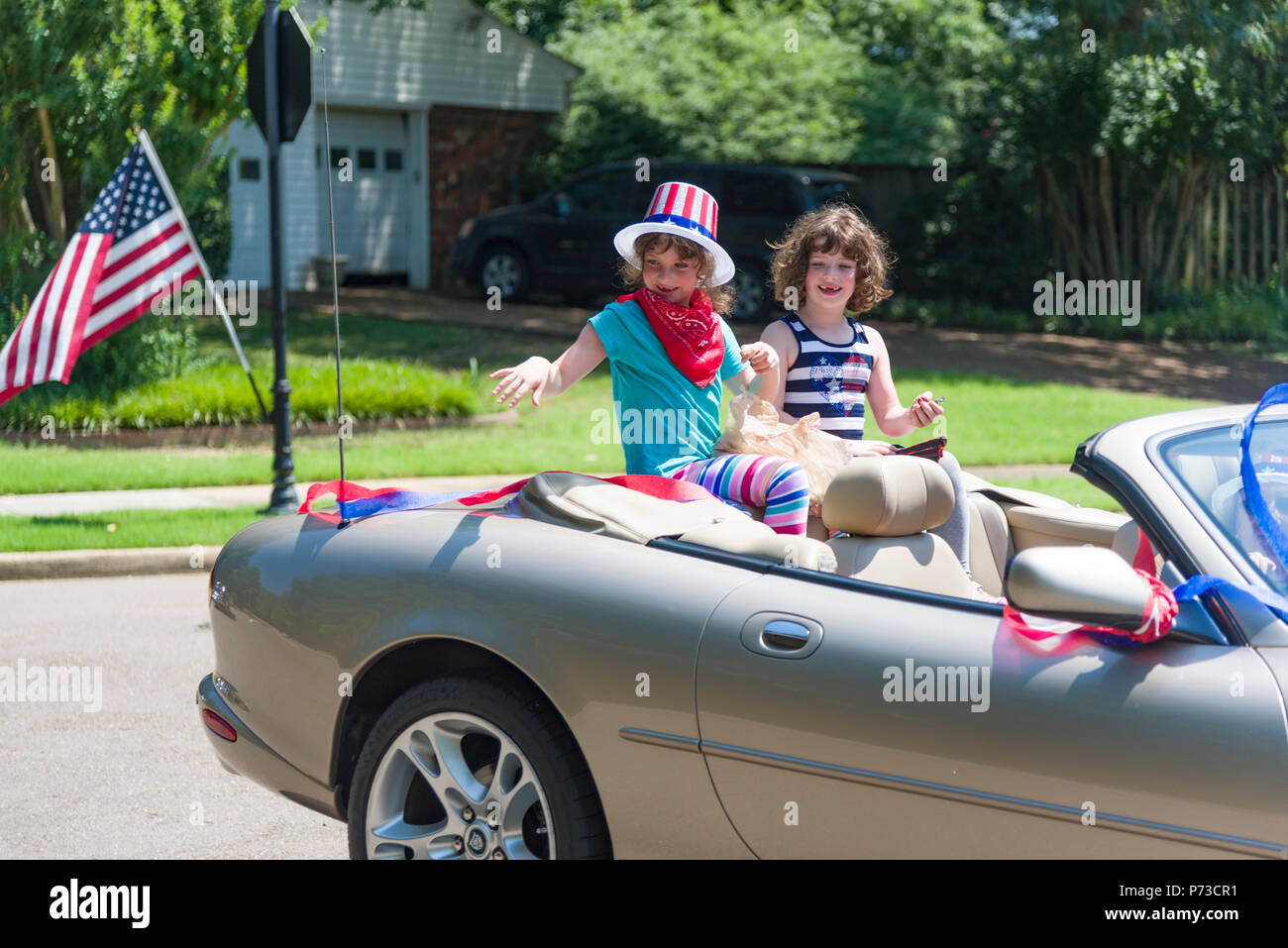 Germmantown, USA. Juillet 4,2018. Germmantown TN, USA. Défilé de voisinage. En 2018. Profitant de la quatrième de juillet. Date de l'indépendance aux États-Unis. Les familles et les amis profitez de la célébration avec les couleurs, les convertibles et les brises fraîches. Temp dans les années 90 (35c) Crédit : Gary Culley/Alamy Live News Banque D'Images