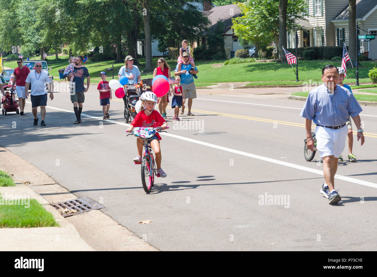 Germmantown, USA. Juillet 4,2018. Germmantown TN, USA. Défilé de voisinage. En 2018. Profitant de la quatrième de juillet. Date de l'indépendance aux États-Unis. Les familles et les amis profitez de la célébration avec les couleurs, les convertibles et les brises fraîches. Temp dans les années 90 (35c) Crédit : Gary Culley/Alamy Live News Banque D'Images