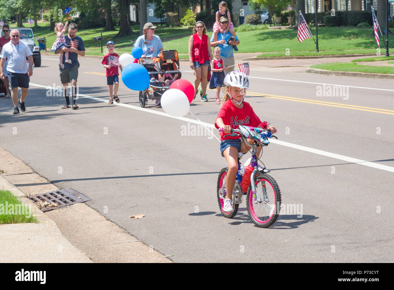 Germmantown, USA. Juillet 4,2018. Germmantown TN, USA. Défilé de voisinage. En 2018. Profitant de la quatrième de juillet. Date de l'indépendance aux États-Unis. Les familles et les amis profitez de la célébration avec les couleurs, les convertibles et les brises fraîches. Temp dans les années 90 (35c) Crédit : Gary Culley/Alamy Live News Banque D'Images