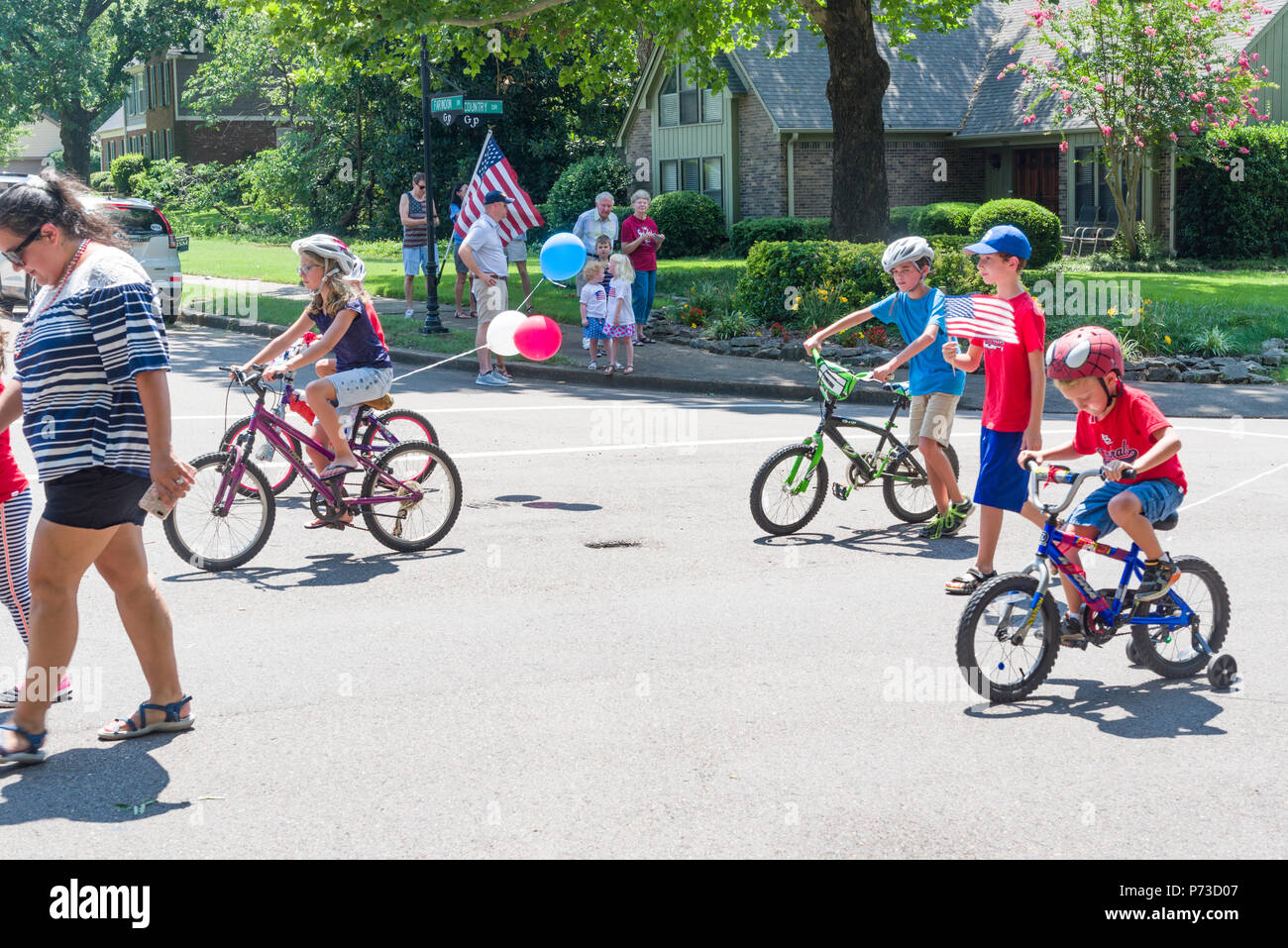 Germmantown, USA. Juillet 4,2018. Germmantown TN, USA. Défilé de voisinage. En 2018. Profitant de la quatrième de juillet. Date de l'indépendance aux États-Unis. Les familles et les amis profitez de la célébration avec les couleurs, les convertibles et les brises fraîches. Temp dans les années 90 (35c) Crédit : Gary Culley/Alamy Live News Banque D'Images