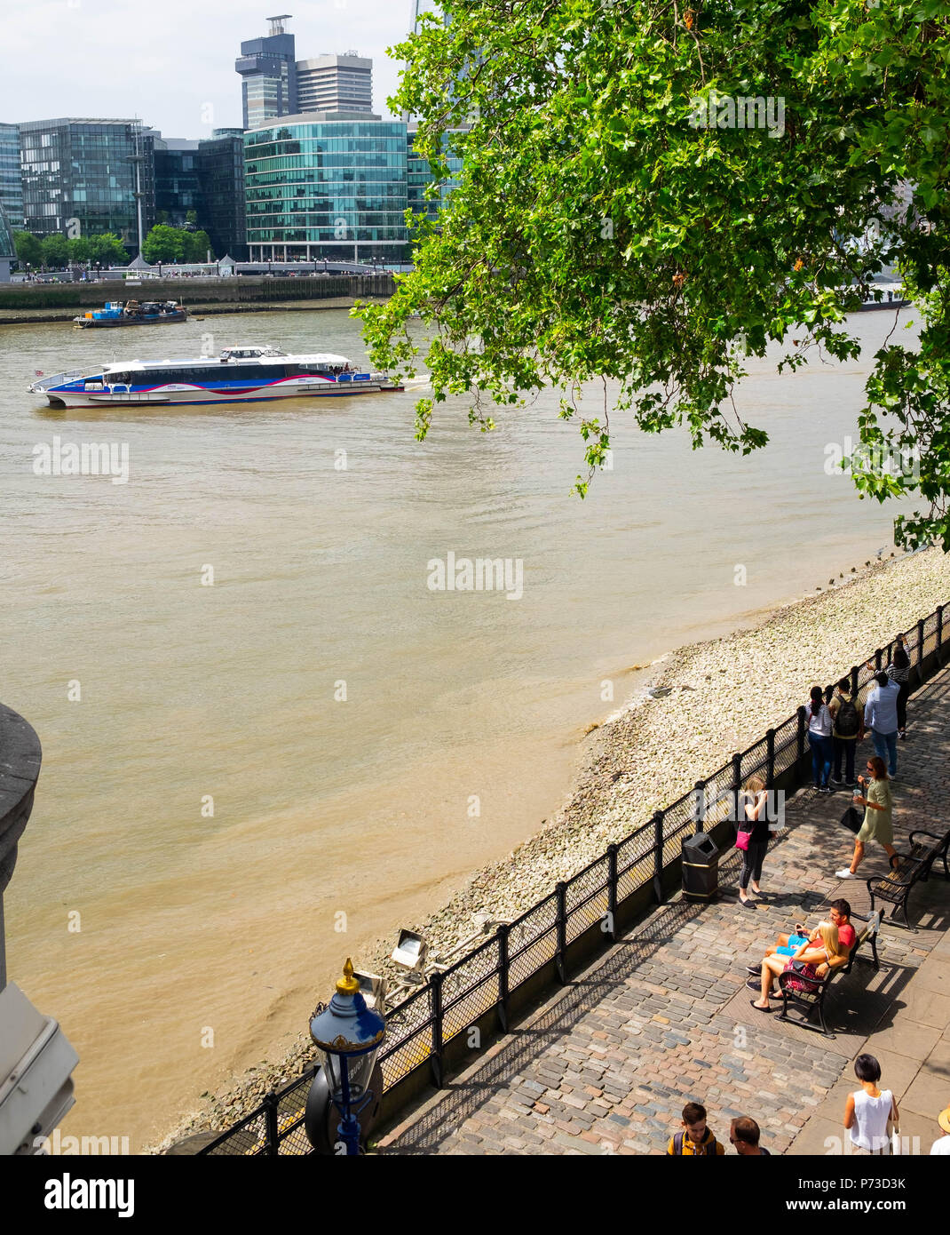 Londres, Angleterre. 4e juillet 2018. Les touristes profiter de la rivière près de London's Tower Bridge sur une autre journée très chaude. La canicule actuelle va continuer. ©Tim Ring/Alamy Live News Banque D'Images
