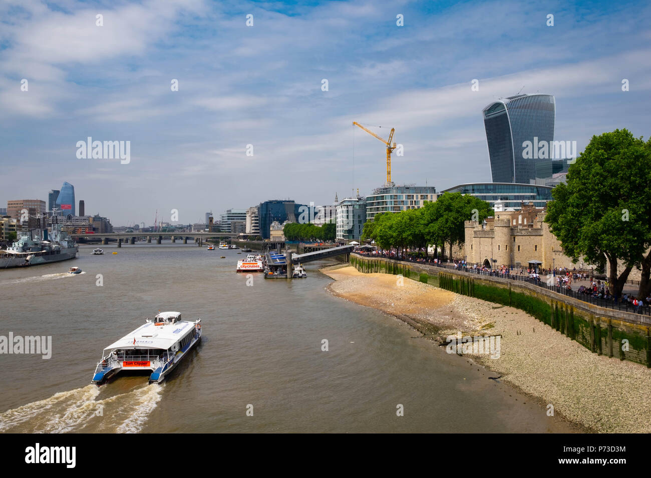 Londres, Angleterre. 4e juillet 2018. Les touristes profiter de la rivière près de London's Tower Bridge sur une autre journée très chaude. La canicule actuelle va continuer. ©Tim Ring/Alamy Live News Banque D'Images