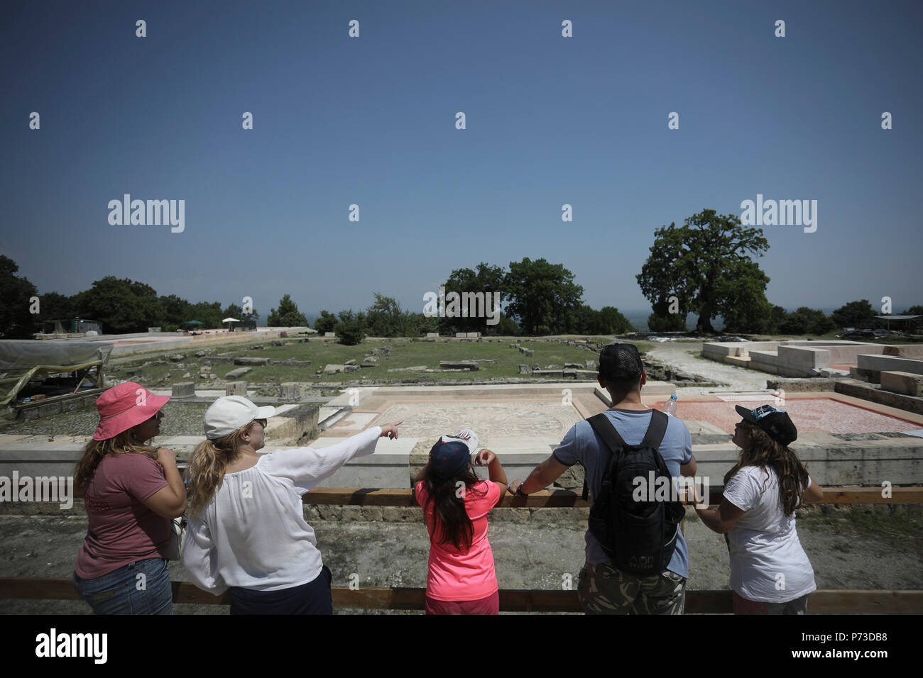 (180704) -- VERGINA (Grèce), 4 juillet 2018 (Xinhua) -- Les touristes voir les ruines de l'Aigai Palace, Vergina, Grèce, le 4 juillet 2018. Aigai Palace, un des plus gros et des plus importants édifices de la Grèce classique, a été récemment ouvert au public. (Xinhua/Dimitris Tosidis) Banque D'Images