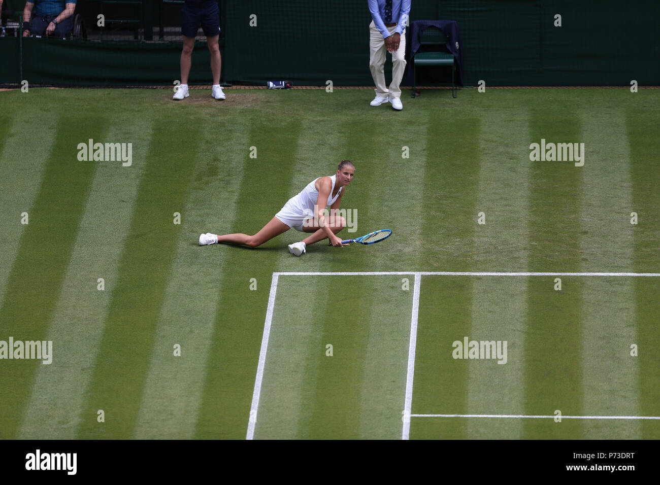 Londres, Royaume-Uni. 4 juillet 2018, l'All England Lawn Tennis et croquet Club, Londres, Angleterre ; le tennis de Wimbledon, jour 3 ; Karol&# xe;na pl&# xe ;&# x161;& kov# xe1 ; (ZSC) glisse sur l'herbe en revenant au cours de son match contre Victoria Azarenka (BLR) : Action de Crédit Plus Sport Images/Alamy Live News Banque D'Images