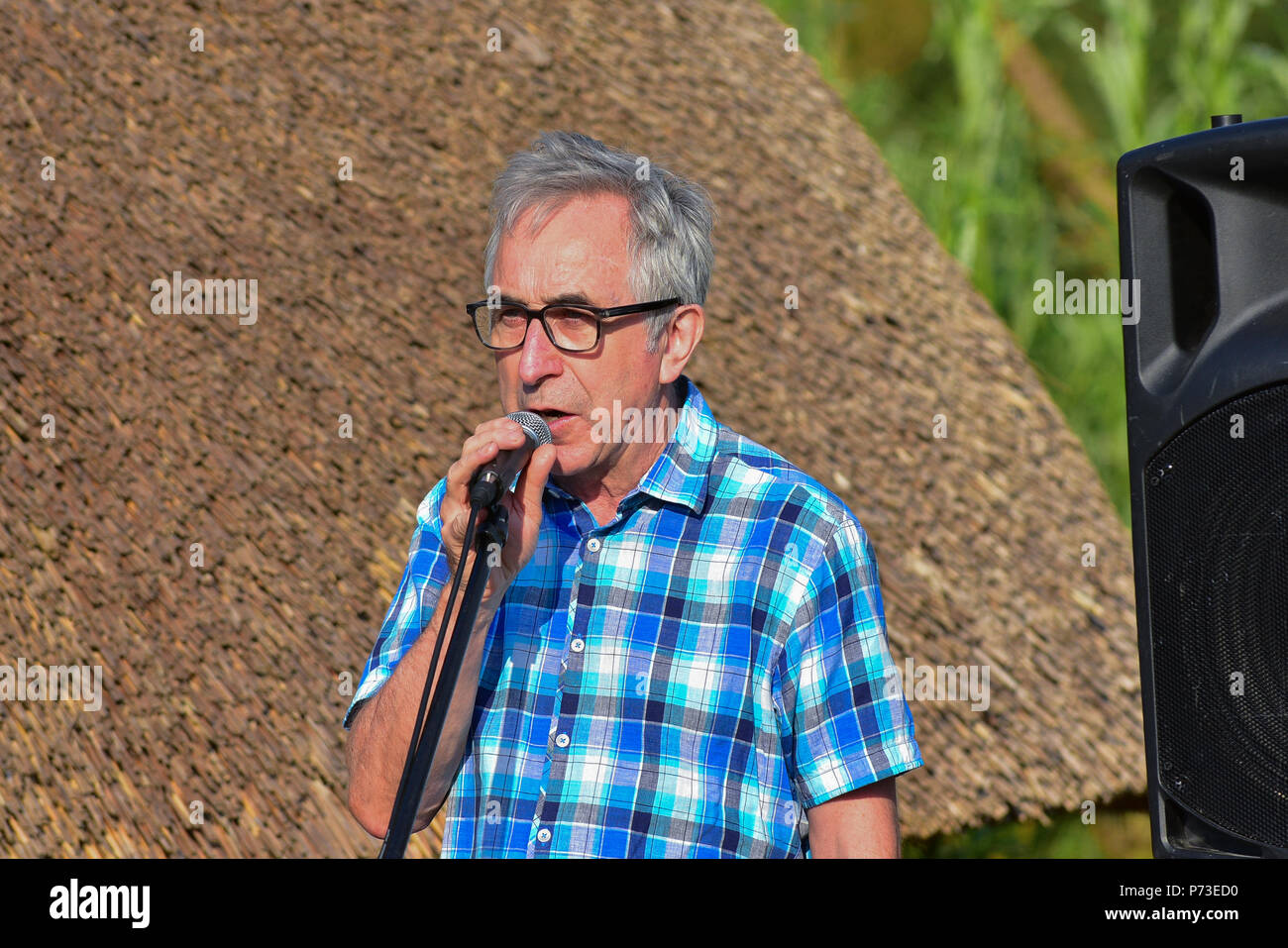 Comté de Tyrone, UK. 4 juillet, 2018. Président du groupe d'enregistrer nos militants Sperrins Cormac McAleer donne un discours d'ouverture au public a réuni des groupes militants et des membres de la communauté qui luttent contre la destruction de la montagnes Sperrin, dans le comté de Tyrone et défendent leurs terres et l'eau à partir d'une tentative d'imposer un méga projet d'extraction de l'or. L'événement a eu lieu au centre d'accueil an Creagán self.CountyTyrone : UK:4 Juillet 2018 Crédit : Mark Winter/Alamy Live News Banque D'Images