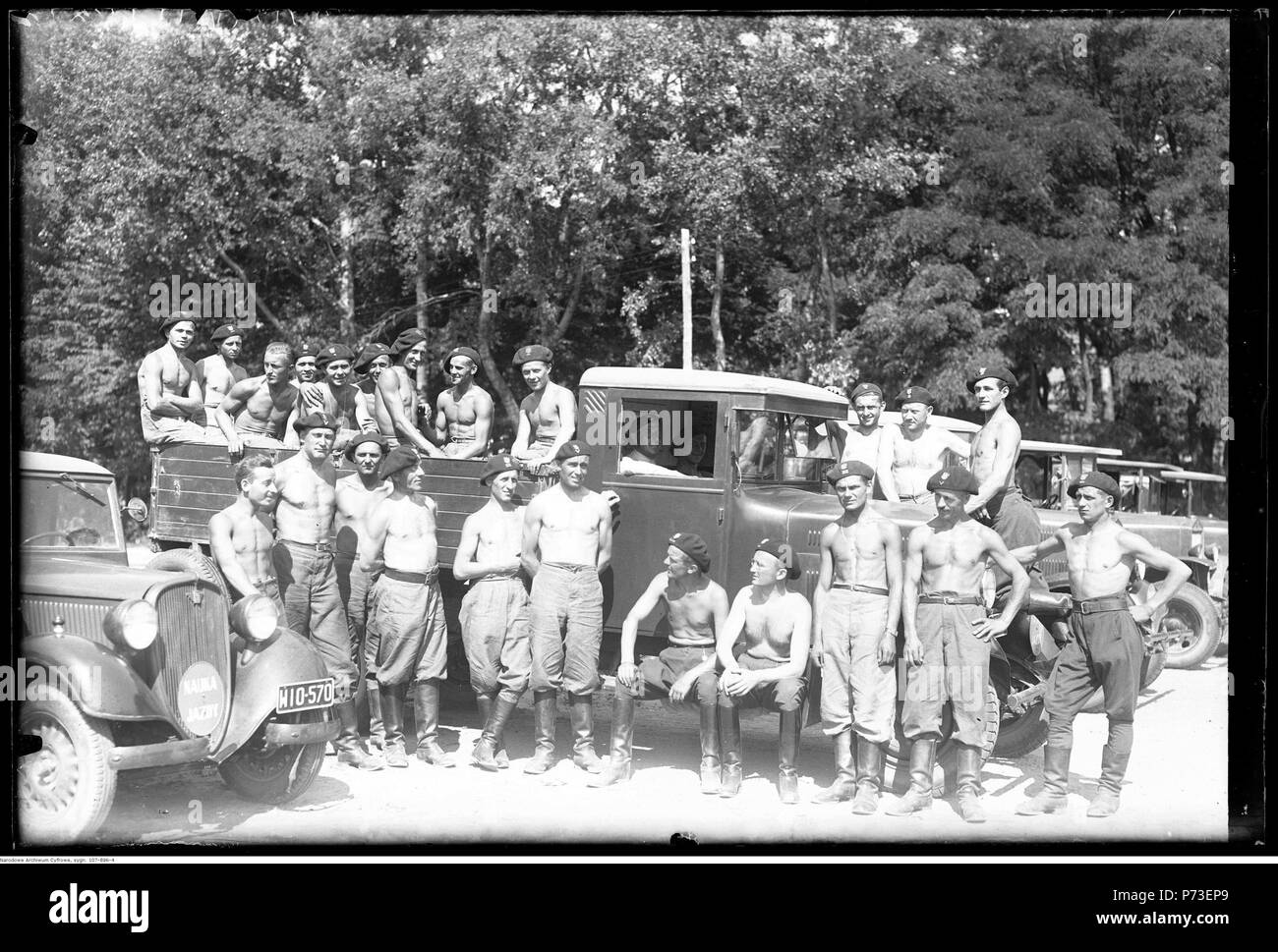 59 Witczak-WitaczyNarcyz ński - Grupa szkolna motocyklowa koszarach Garwolinie w w (107-896-4) Banque D'Images