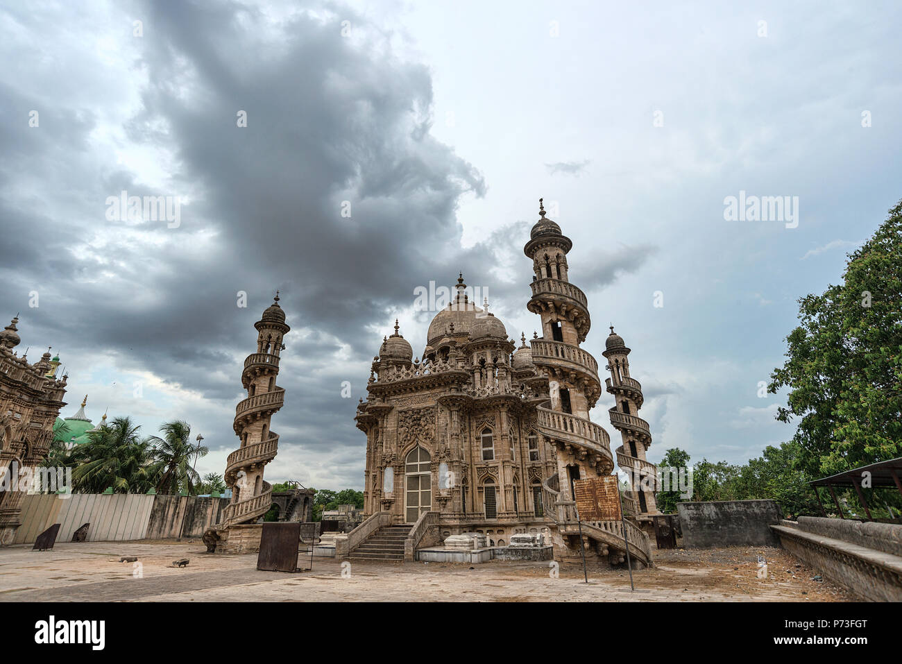Des images grand angle de Mahabat Maqbara un tombeau de fois Mughal, un monument de l'architecture patrimoine négligé à Junagadh, Gujarat, Inde - nuages spectaculaires Banque D'Images