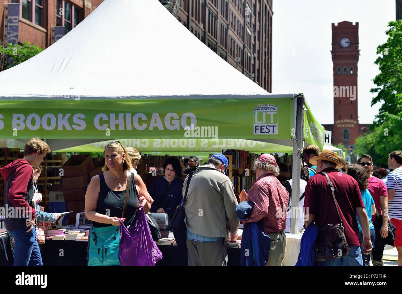 Chicago, Illinois, USA. Les gens se mêlent entre les étals à la ligne Imprimantes annuel allumé Fest (anciennement Ligne Imprimantes Foire du livre). Banque D'Images