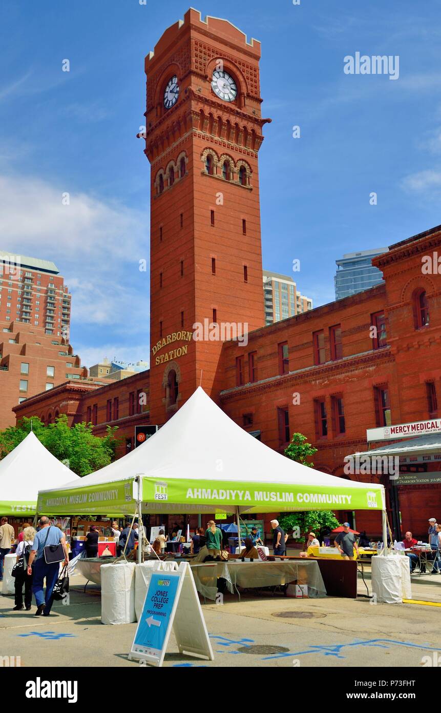 Chicago, Illinois, USA.dominant de certains stands de libraires et les imprimantes ligne Allumé Fest est le vénérable monument Dearborn Street Station Tower. Banque D'Images