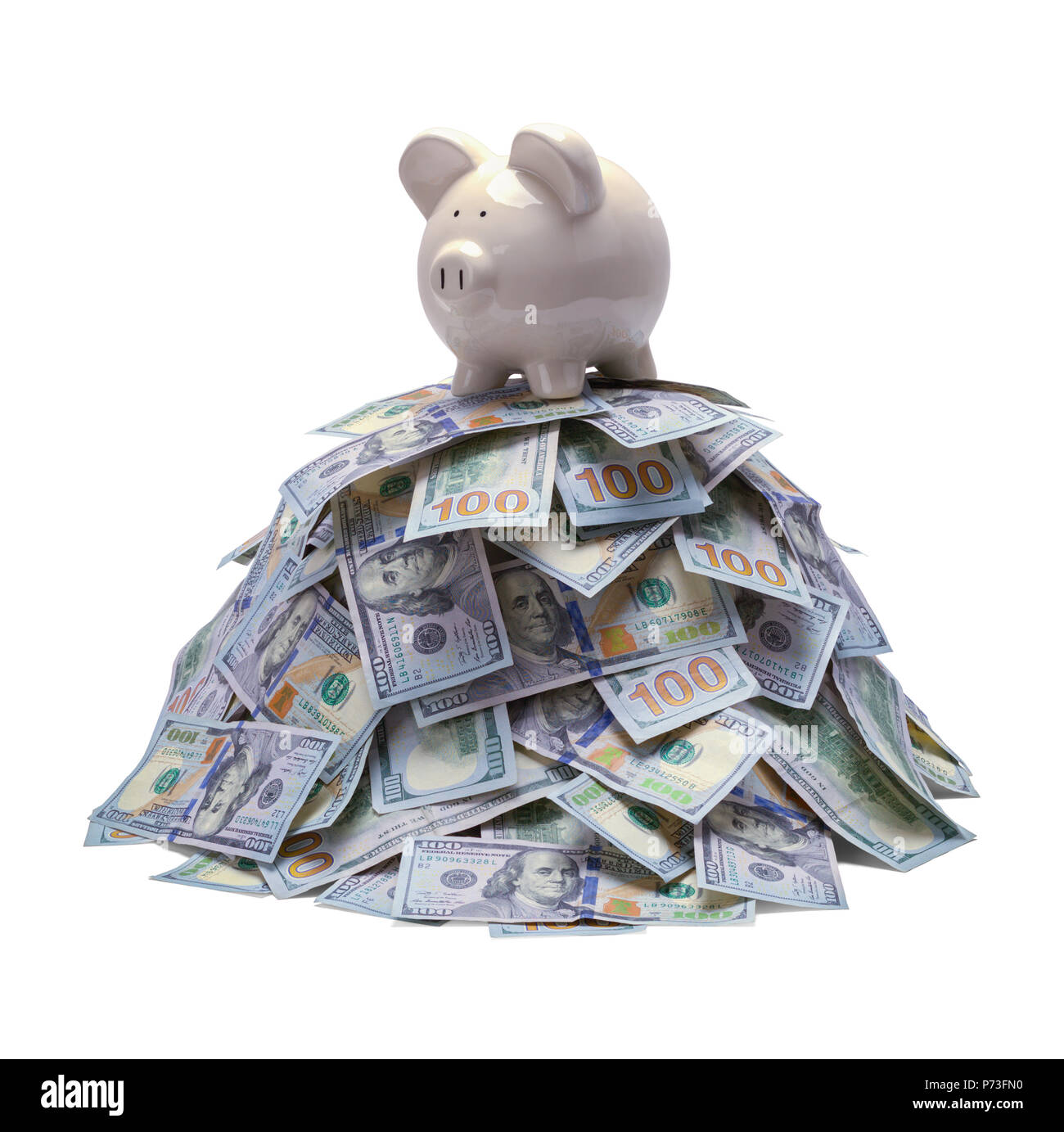 Pile de l'argent avec Piggy Bank on Top isolé sur blanc. Banque D'Images