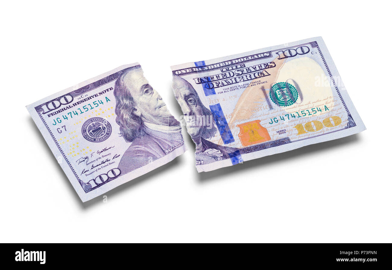 One Hundred Dollar Bill déchiré dans la moitié isolé sur un fond blanc. Banque D'Images