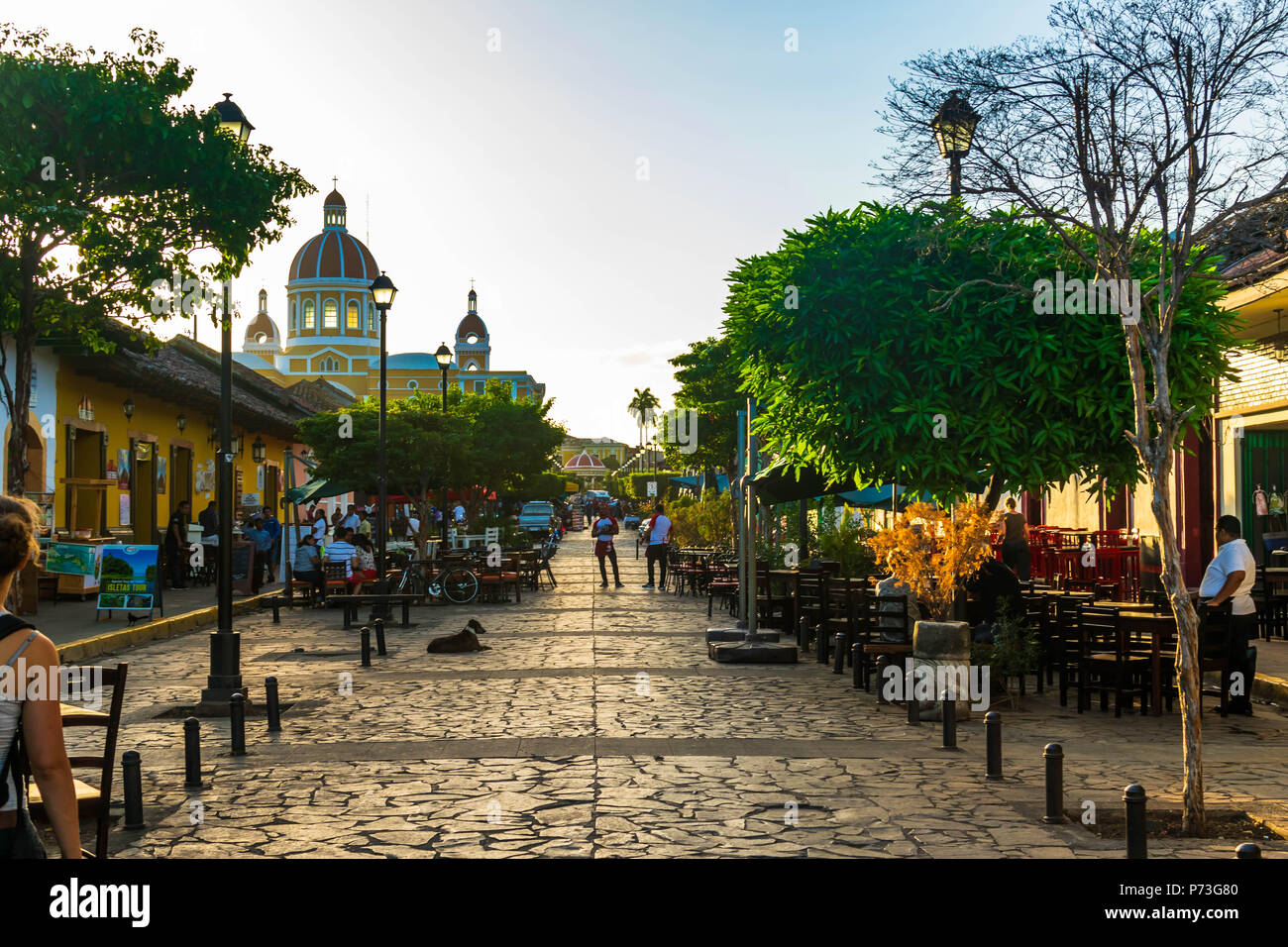 Granada, Nicaragua. Le 7 février 2018. Une ligne de restaurants, les guides touristiques, et les artistes derrière la Cathédrale de Grenade, un hotspot touristique typique Banque D'Images