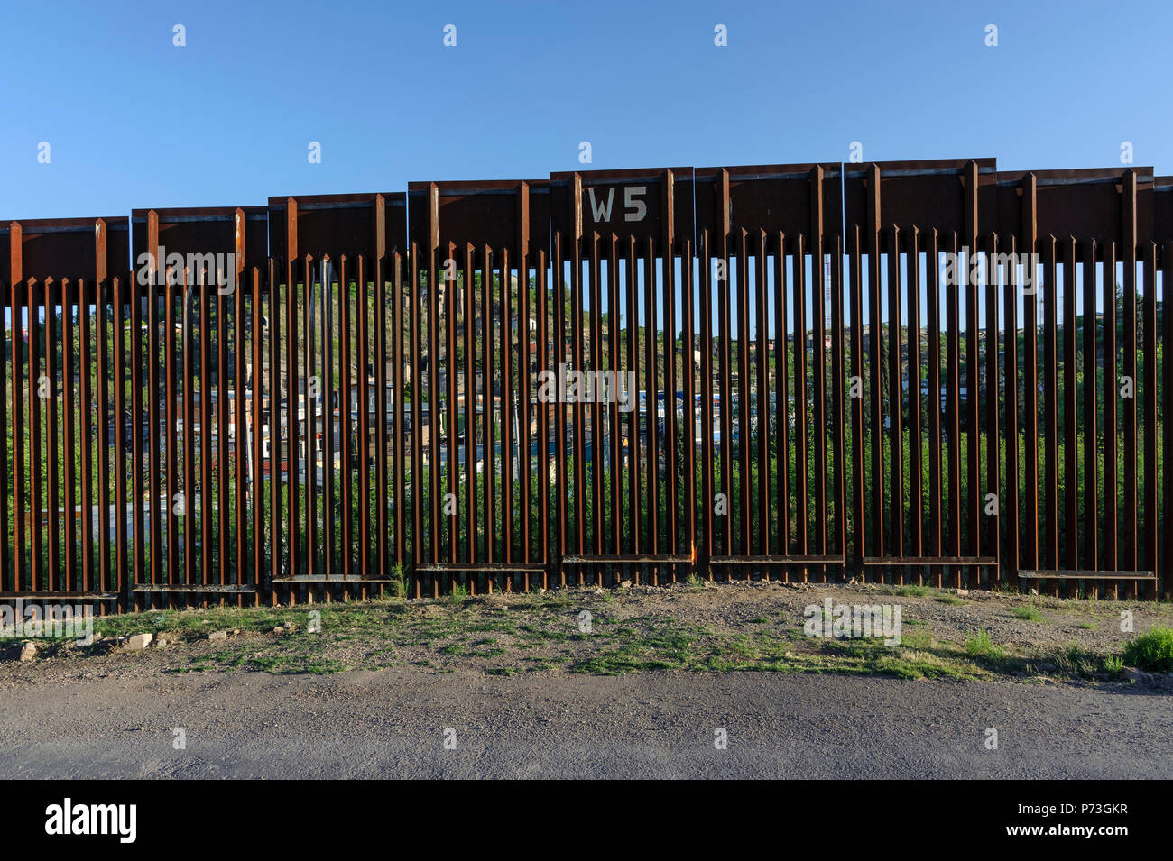 United States Frontière, barrière piétonne, à l'ouest de Nogales, Arizona vu de côté US, Nogales Sonora Mexique visible au-delà de clôture, Avril, 2018 Banque D'Images