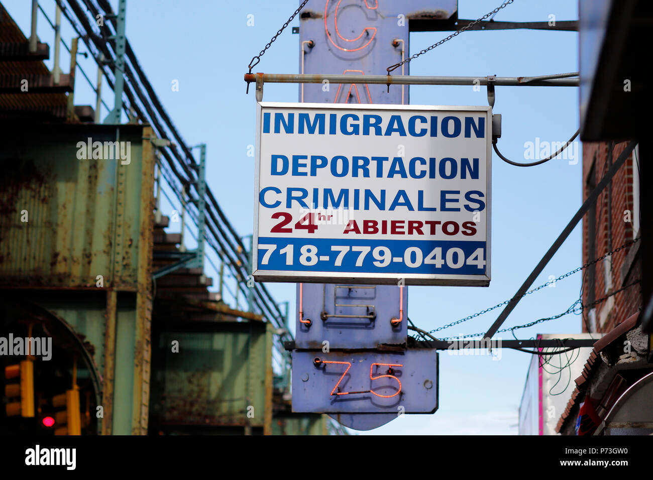 Une devanture sign advertising services d'immigration et d'expulsion à Jackson Heights, New York, NY (usage éditorial uniquement) Banque D'Images Une devanture sign advertising services d'immigration et d'expulsion à Jackson Heights, New York, NY (usage éditorial uniquement) Banque D'Images