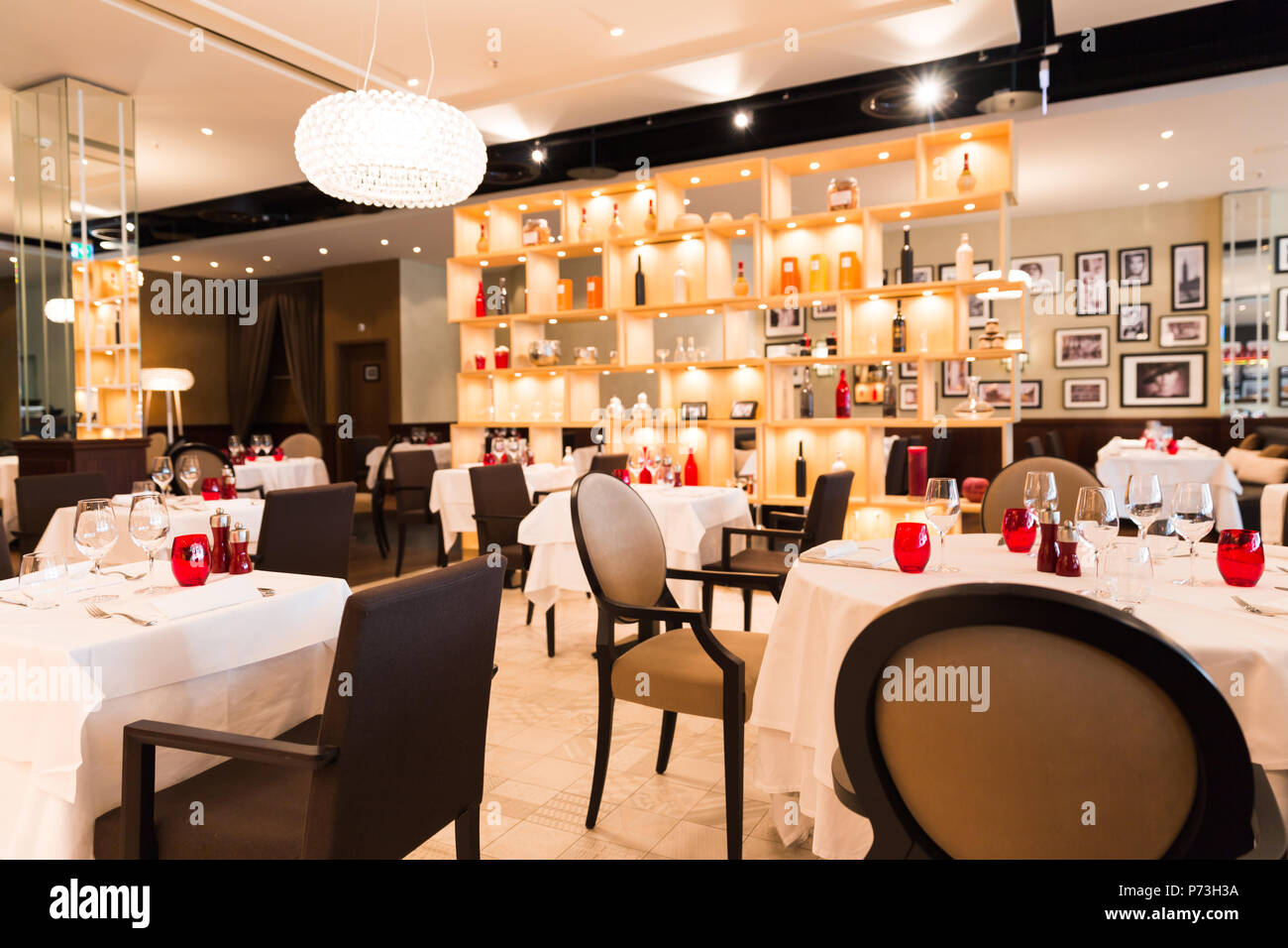 Etagere En Bois Restaurant Mur De Separation Avec Une Decoration Aux Couleurs Claires Photo Stock Alamy