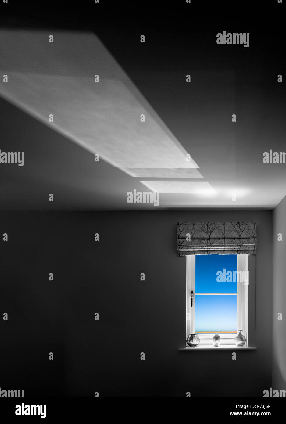 L'intérieur de la salle est gris et déprimant ; échapper à l'extérieur où il y a de la lumière, le paysage, les voyages et la liberté. Banque D'Images