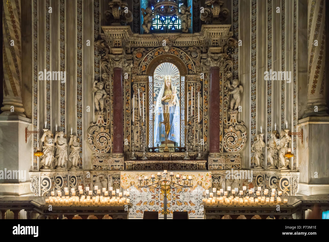 Autel de la Vierge Marie avec l'enfant Jésus dans la cathédrale Santa Maria Nuova de Monreale avec plusieurs anges tenant des bougies près de Palerme en Sicil Banque D'Images