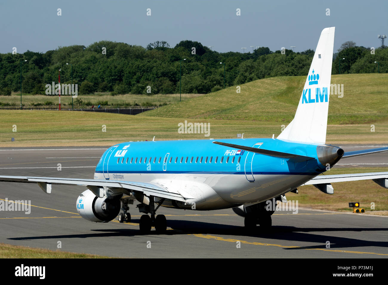 Embraer 190 KLM Cityhopper roulement au décollage à l'aéroport de Birmingham, UK (PH-EXA) Banque D'Images