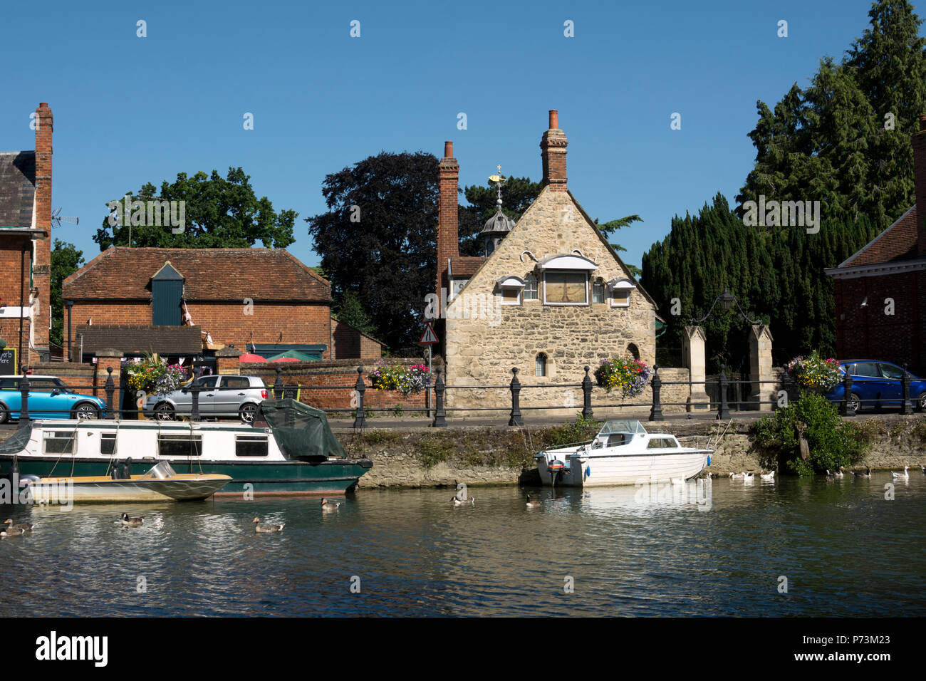 Vue sur la Tamise vers longue allée hospices, Abingdon-on-Thames, Oxfordshire, England, UK Banque D'Images