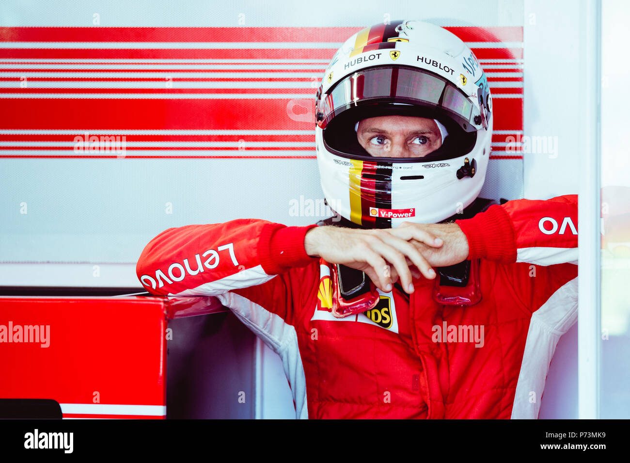 Le pilote Ferrari et quatre fois champion du monde Sebastien Vettel dans le garage au 2018 Grand Prix de France. Crédit : Sergey Savrassov Spacesuit / Médias. Banque D'Images