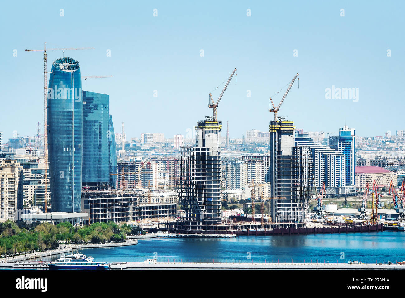 Paysage pittoresque de Bakou skyline avec de nombreuses tours d'habitation en construction.Bakou est la capitale et la plus grande ville de l'Azerbaïdjan Banque D'Images