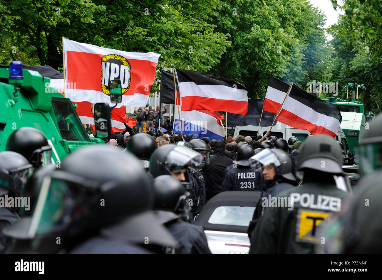 Allemagne, rallye du nazisme et des groupes extrémistes de droite avec les drapeaux de parti de droite NPD in Hamburg, escorté par les forces de police pour éviter des conflits avec d'anti-gauche-manifestants Banque D'Images