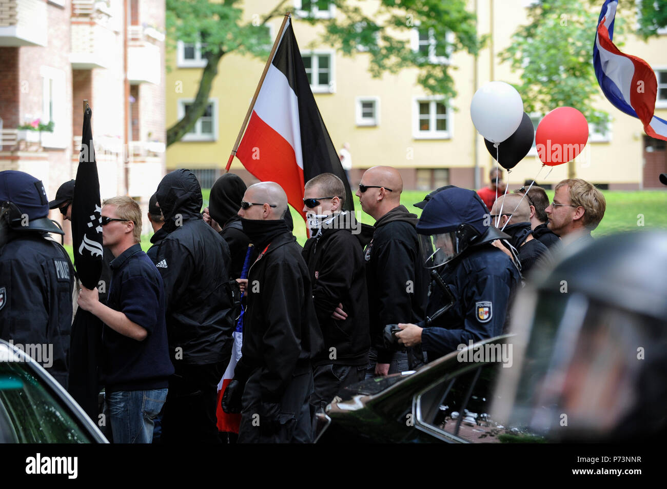 Allemagne, rallye du nazisme et des groupes extrémistes de droite à Hambourg, escorté par les forces de police pour éviter des conflits avec d'anti-gauche-manifestants Banque D'Images