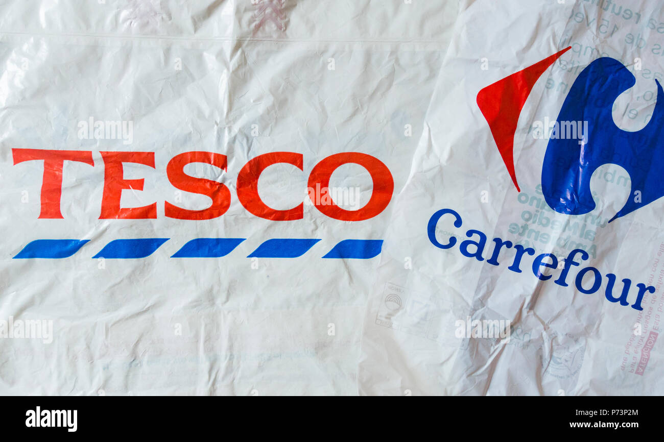 Supermarchés Tesco et Carrefour des sacs en plastique Banque D'Images