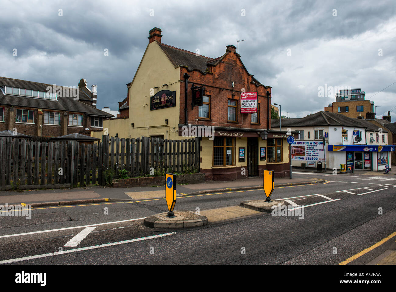 La rose anglaise maintenant fermée sur l'ancien chemin Bedford en haute-ville, Luton, Bedfordshire Banque D'Images