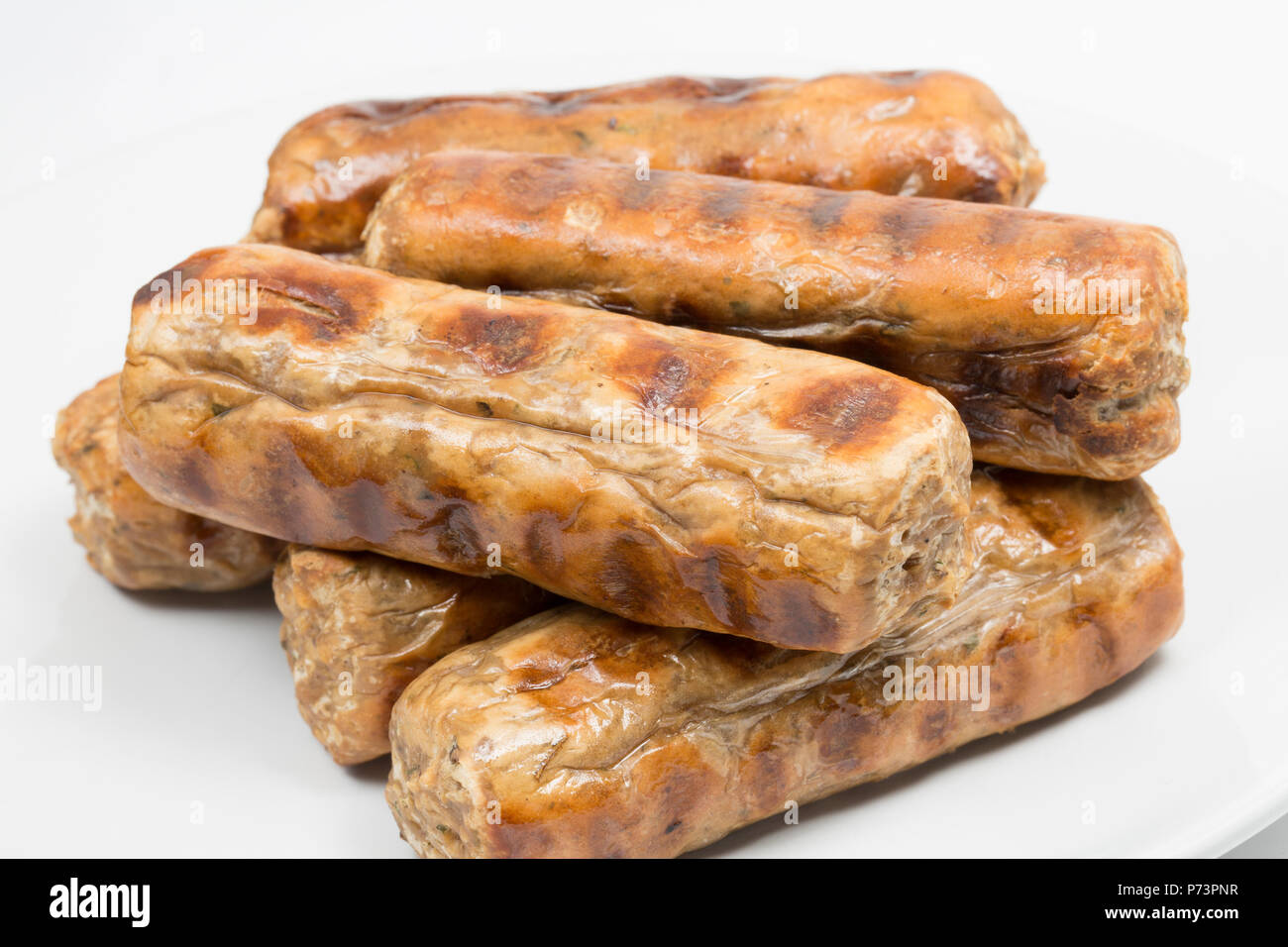 Vegi Vegan saucisses de Cumberland acheté dans un supermarché et des grillades. Sur un fond blanc. UK GO Banque D'Images