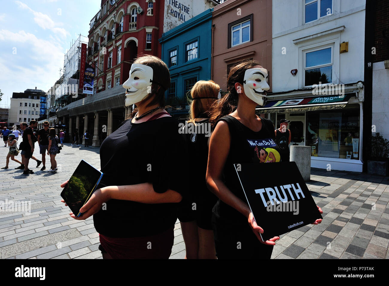 Anonymous manifestation silencieuse à Brighton, ville balnéaire d'Anglais, Brighton & Hove, East Sussex, England, UK Banque D'Images