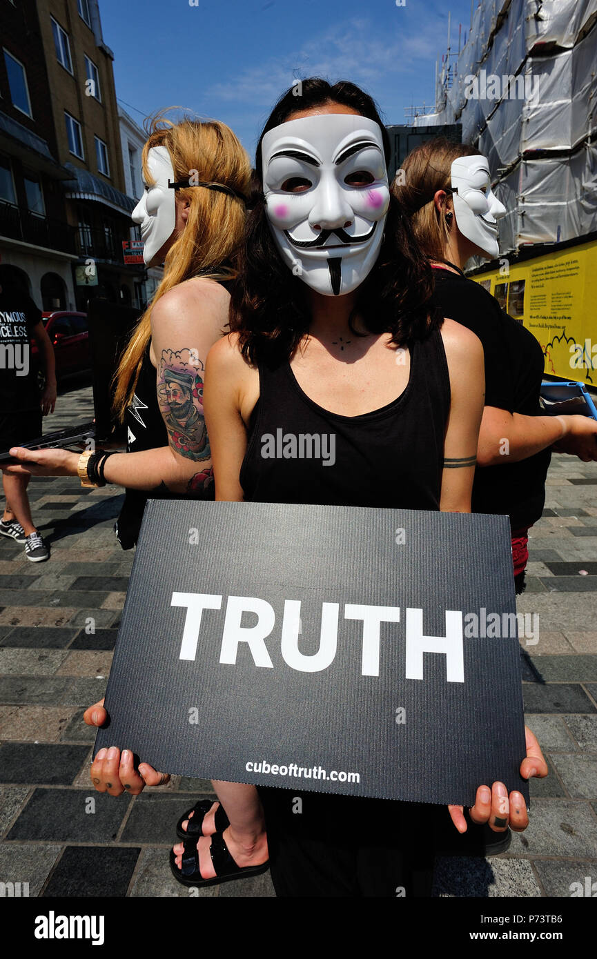 Anonymous manifestation silencieuse à Brighton, ville balnéaire d'Anglais, Brighton & Hove, East Sussex, England, UK Banque D'Images