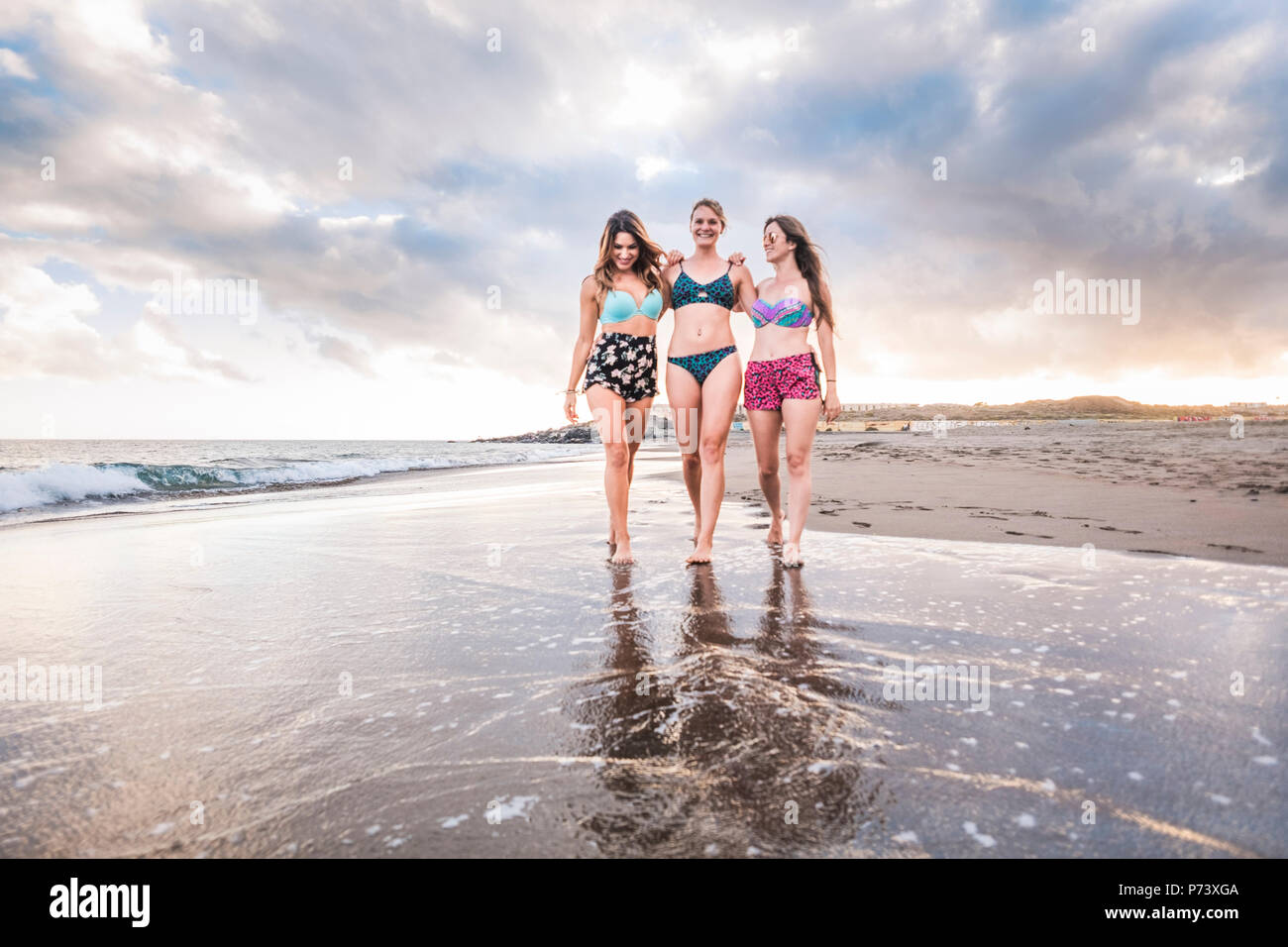 Trois belles jeunes femmes gaies chers balades dans l'amitié et d'avoir un temps agréable ensemble. Locations et caucasienne aux personnes bénéficiant d'un bonheur. Banque D'Images