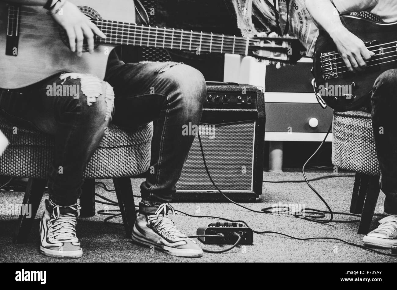 Close Up of Man Playing Guitar acoustique amplifiée Banque D'Images