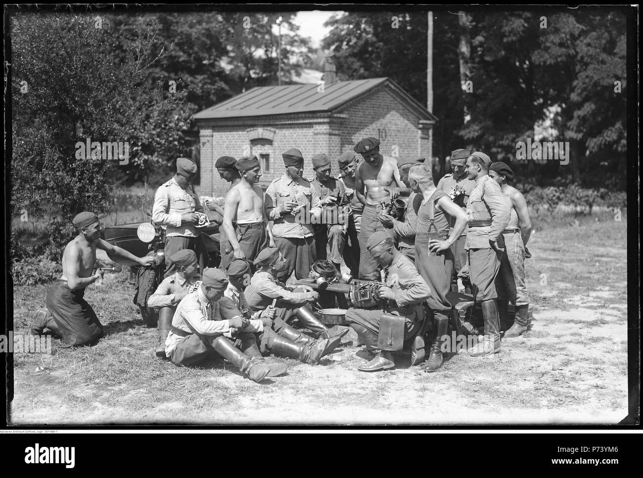 59 Witczak-WitaczyNarcyz ński - Grupa szkolna motocyklowa koszarach Garwolinie w w (107-896-7) Banque D'Images
