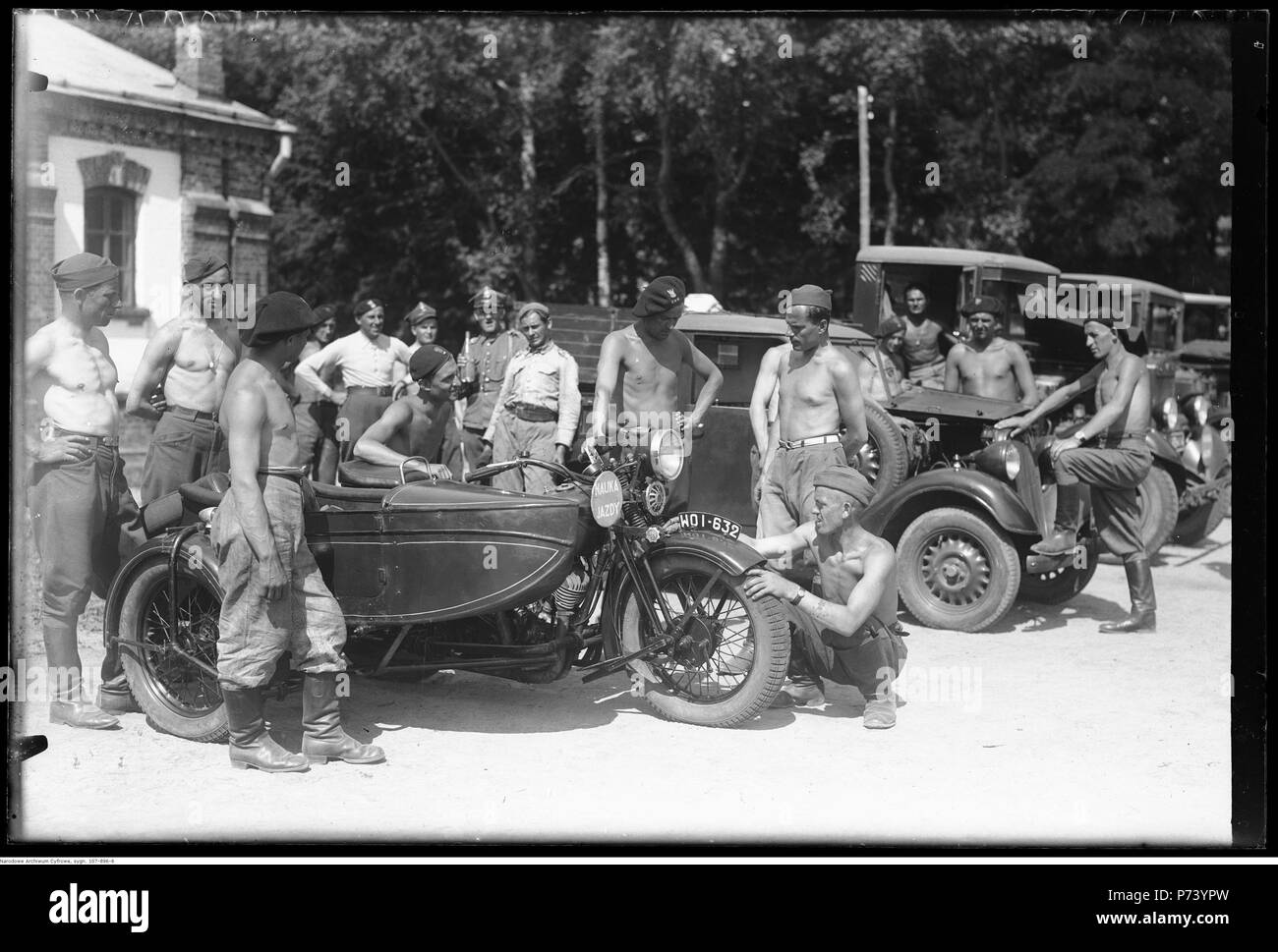 59 Witczak-WitaczyNarcyz ński - Grupa szkolna motocyklowa koszarach Garwolinie w w (107-896-6) Banque D'Images