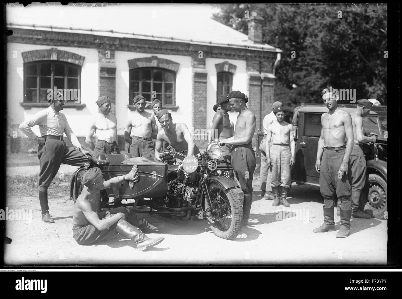 59 Witczak-WitaczyNarcyz ński - Grupa szkolna motocyklowa koszarach Garwolinie w w (107-896-5) Banque D'Images