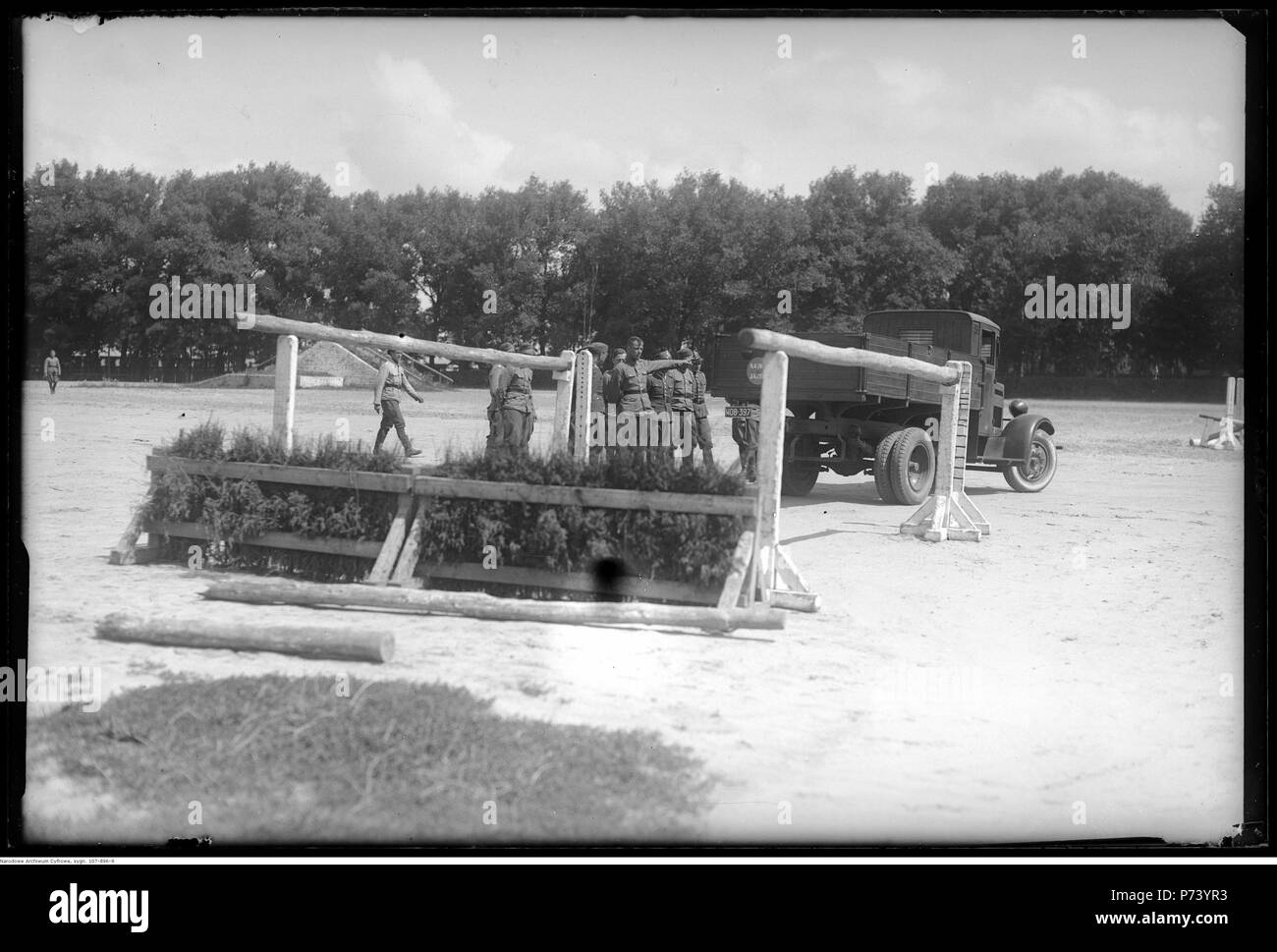 59 Witczak-WitaczyNarcyz ński - Grupa szkolna motocyklowa koszarach Garwolinie w w (107-896-9) Banque D'Images