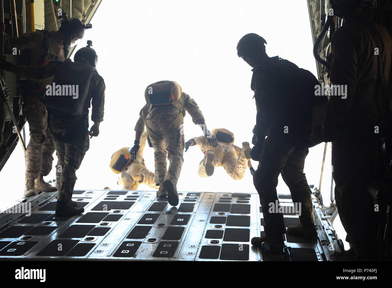 Special Forces bahreïnies sauter d'un Corps des Marines américains KC130-J joint à l'Escadron de transport de ravitaillement aérien maritime (VMGR), 352 marins à des fins spéciales Groupe Force-Crisis Response-Central air-sol, commande au cours de formation en parachutisme chute libre plus de Bahreïn, le 11 mai 2017. Le déploiement des Marines américains dans le domaine de l'USCENTCOM opération à effectuer une formation militaire combinée avec nos forces de sécurité des pays partenaires et de renforcer nos relations vitales avec des partenaires dans cette région importante. Banque D'Images