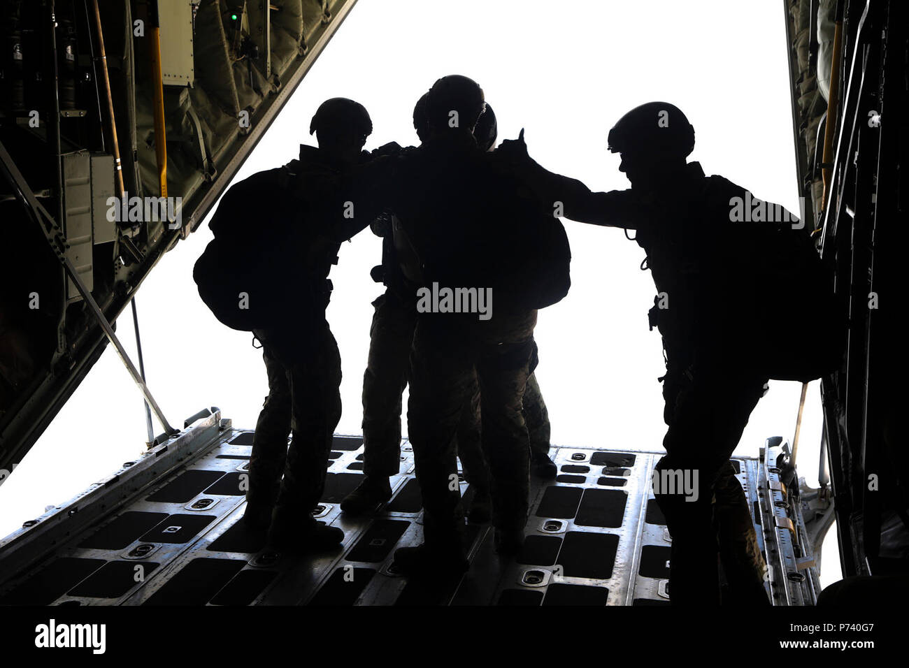 U.S. Special Operations Forces canadiennes se préparent à sauter d'un Corps des Marines américains KC130-J joint à l'Escadron de transport de ravitaillement aérien maritime (VMGR), 352 marins à des fins spéciales Groupe Force-Crisis Response-Central air-sol, commande au cours de formation en parachutisme chute libre plus de Bahreïn, le 11 mai 2017. Le déploiement des Marines américains dans le domaine de l'USCENTCOM opération à effectuer une formation militaire combinée avec nos forces de sécurité des pays partenaires et de renforcer nos relations vitales avec des partenaires dans cette région importante. Banque D'Images
