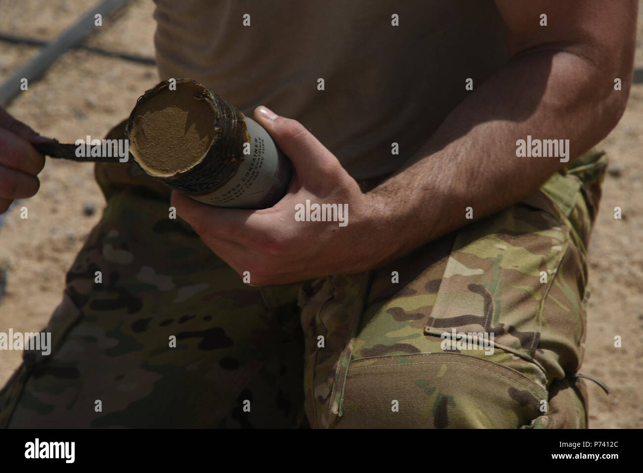 Un technicien des explosifs et munitions avec le 386e Escadron de génie civil expéditionnaire, prépare la source d'inflammation lors d'une demande d'élimination de munitions dirigé dans un endroit inconnu en Asie du Sud-Ouest, le 11 mai 2017. Un groupe de techniciens de NEM, des munitions et du personnel de la 386e escadre expéditionnaire aérienne ont travaillé ensemble pour disposer d'un camion de expiré explosés de manière sûre à un endroit isolé. Banque D'Images