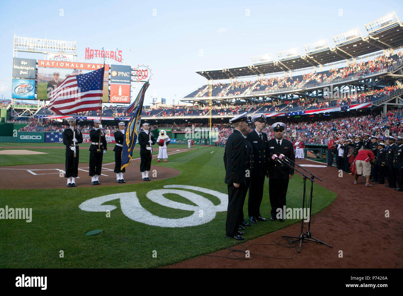 WASHINGTON DC (13 avril 2013) Les membres de la U.S. Navy Band chalumeaux mer chorus, de gauche à droite, les musiciens 1ère classe William Edwards, Michael Webb, Adam Whitman et chef des chantres Michael Belinkie chanter l'hymne national pour commencer le jeu entre les Nationals de Washington et les Braves d'Atlanta à Washington, D.C. Les Nationals de Washington ont célébré leur journée de la marine'' le 13 avril, avec le serment d'engagement donné par Claude Secrétaire de plusieurs nouvelles recrues. (US Navy Banque D'Images