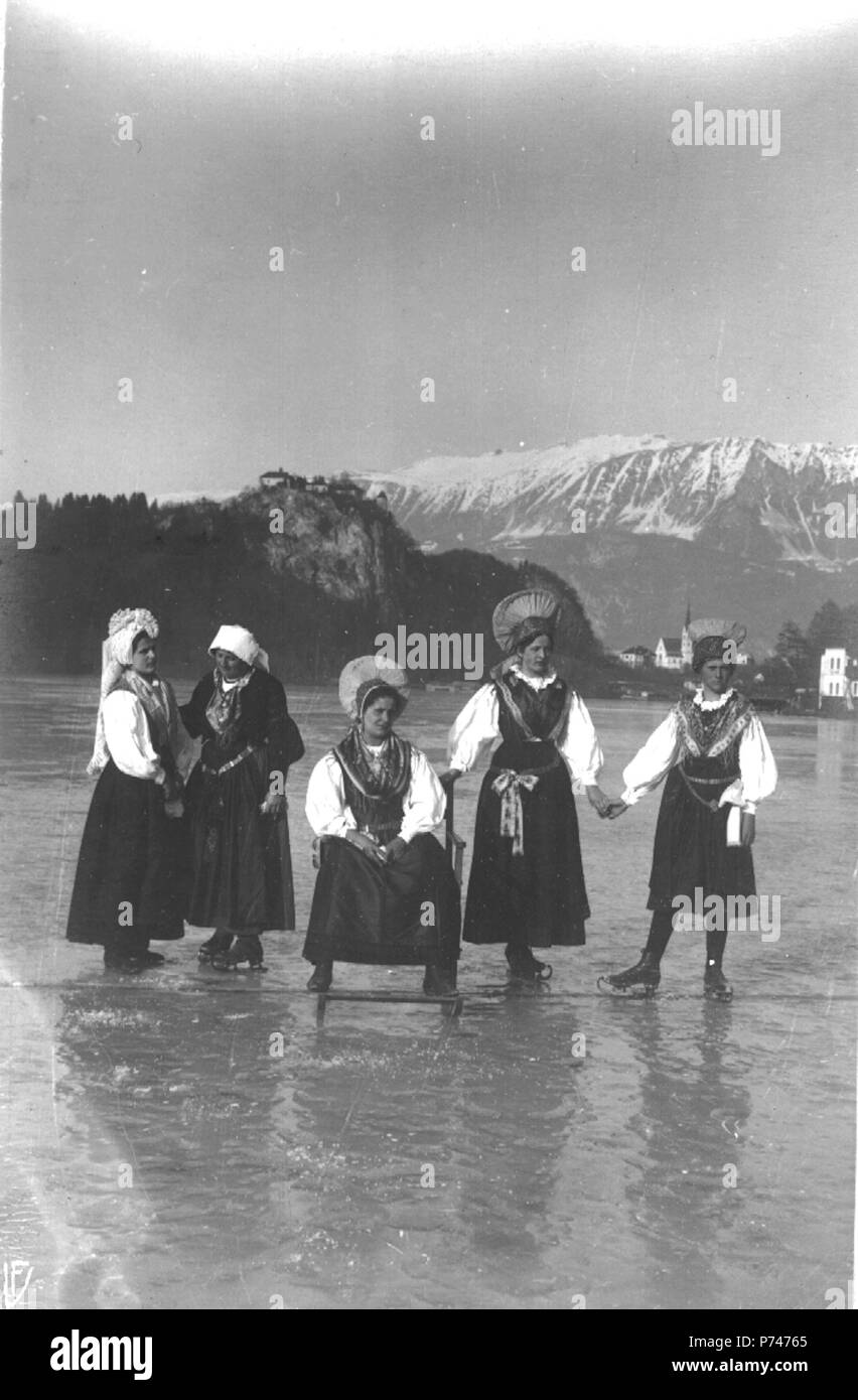 46 Skupina žensk v gorenjski noši drsalkah na narodni, pozira zamrznjenem Blejskem na jezeru 1909-14 Banque D'Images