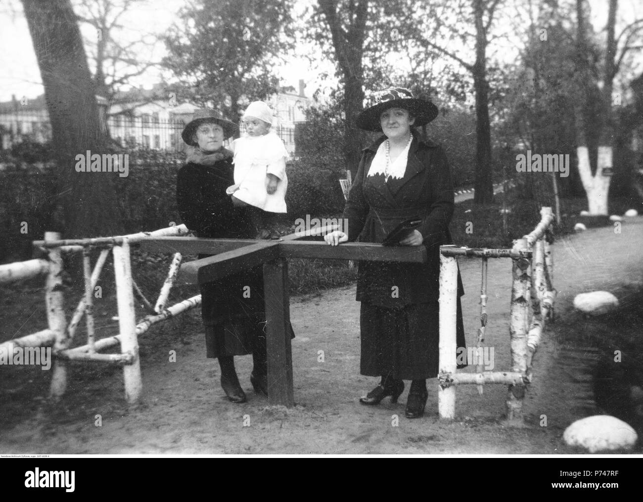 60 Witczak-WitaczyNarcyz ński - Kobiety z dzieckiem koszar Szwadronu Przybocznego na terenie Prezydenta Rzeczypospolitej przy ulicy Skorupki 2c (107-1039-4) Banque D'Images