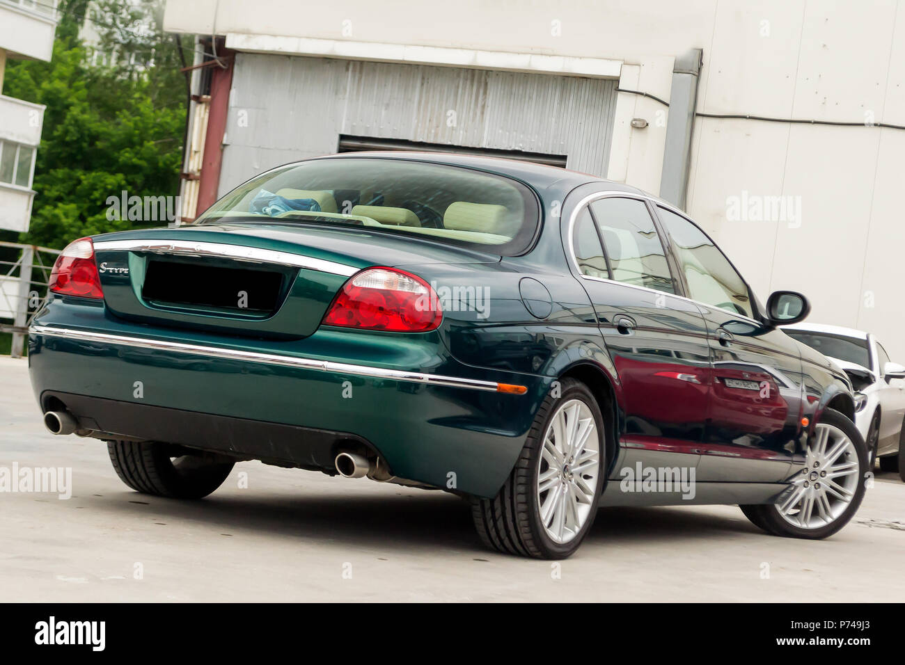 Novosibirsk, Russie - 06,28.2018 : green Jaguar S-Type 2007 Vue arrière avec la lumière de l'intérieur beige en excellent état dans un espace de stationnement amon Banque D'Images