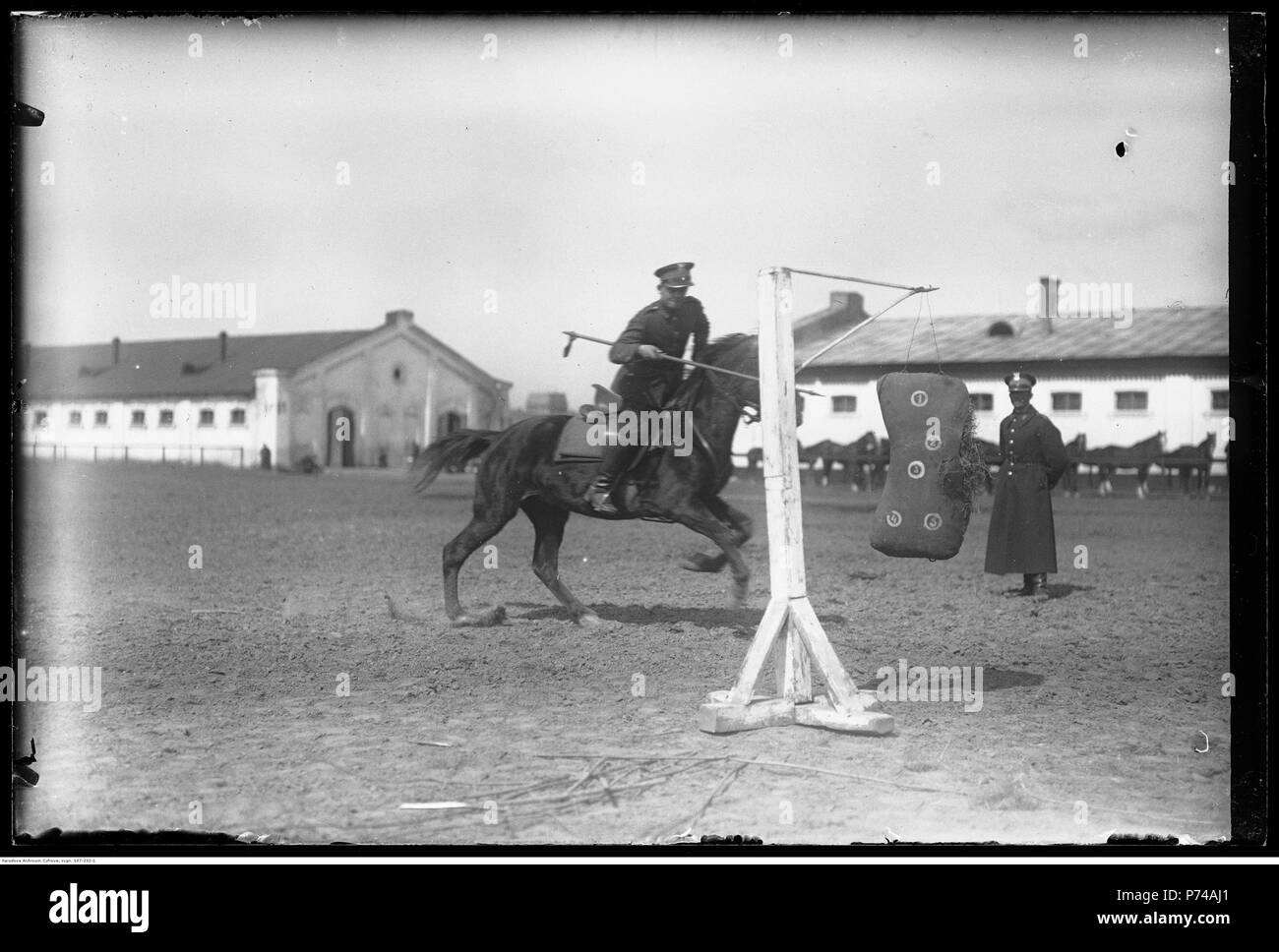 75 Narcyz Witczak-Witaczykawaleryjskie ński - Ćwiczenia w 1 Pułku Szwoleżerów koszarach w przy ulicy Skorupki 2c w Warszawie (107-232-1) Banque D'Images