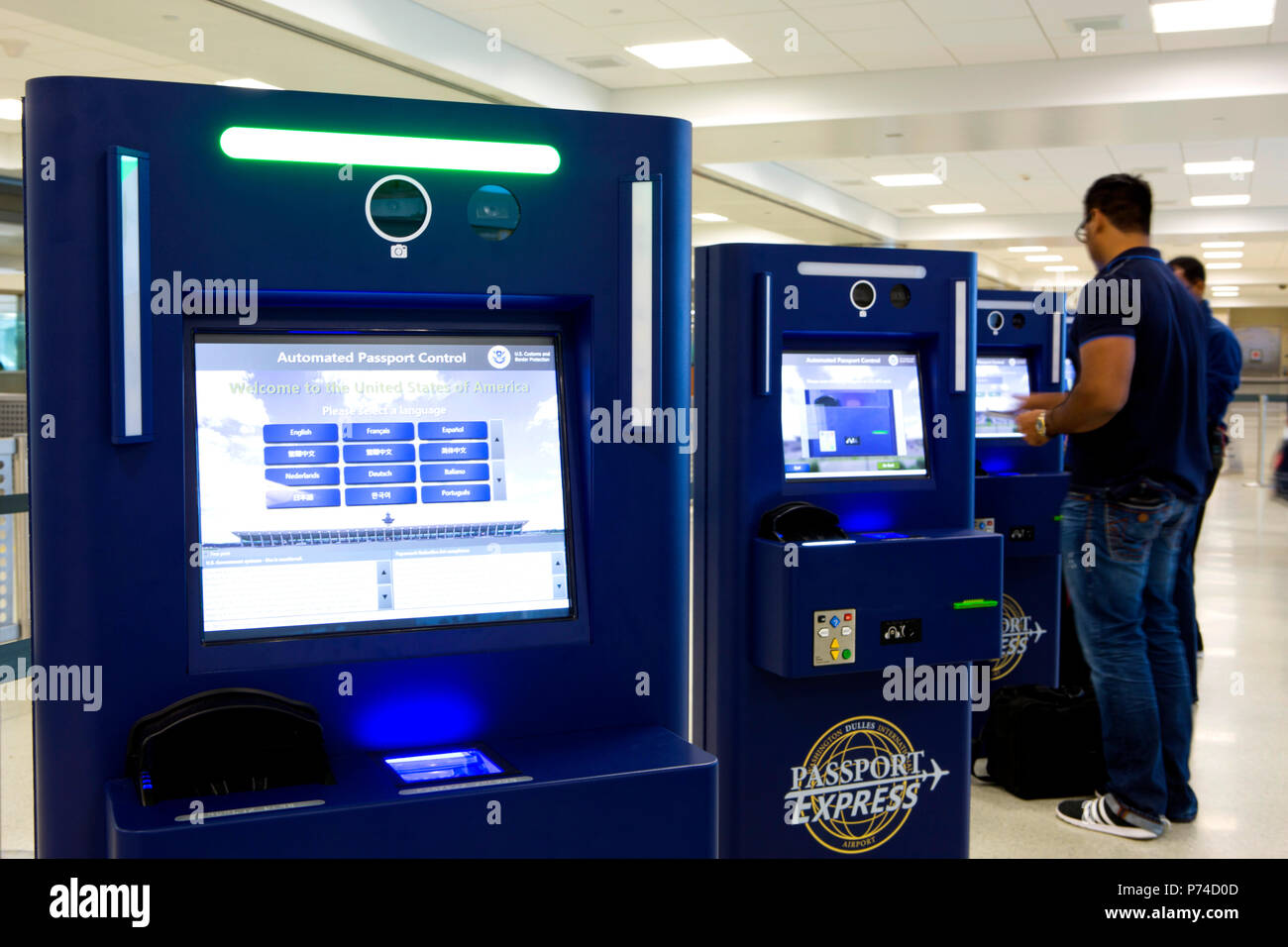 Global Entry et APC Kiosques, situé dans les aéroports internationaux à travers la nation, rationaliser l'entrée aux États-Unis. Banque D'Images