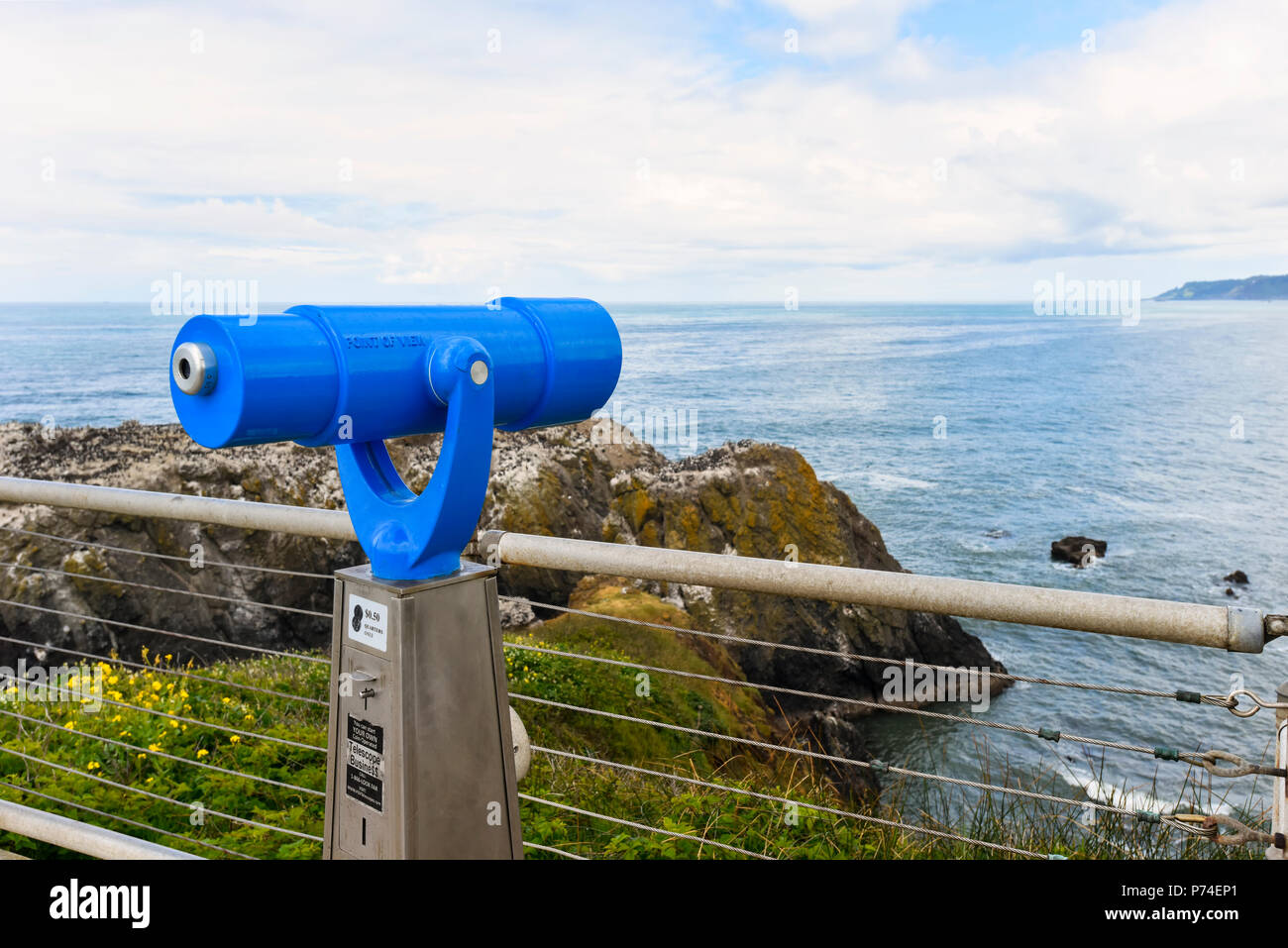 Jumelles de monnaie à une zone d'observation de la faune sur la côte de l'Oregon Banque D'Images