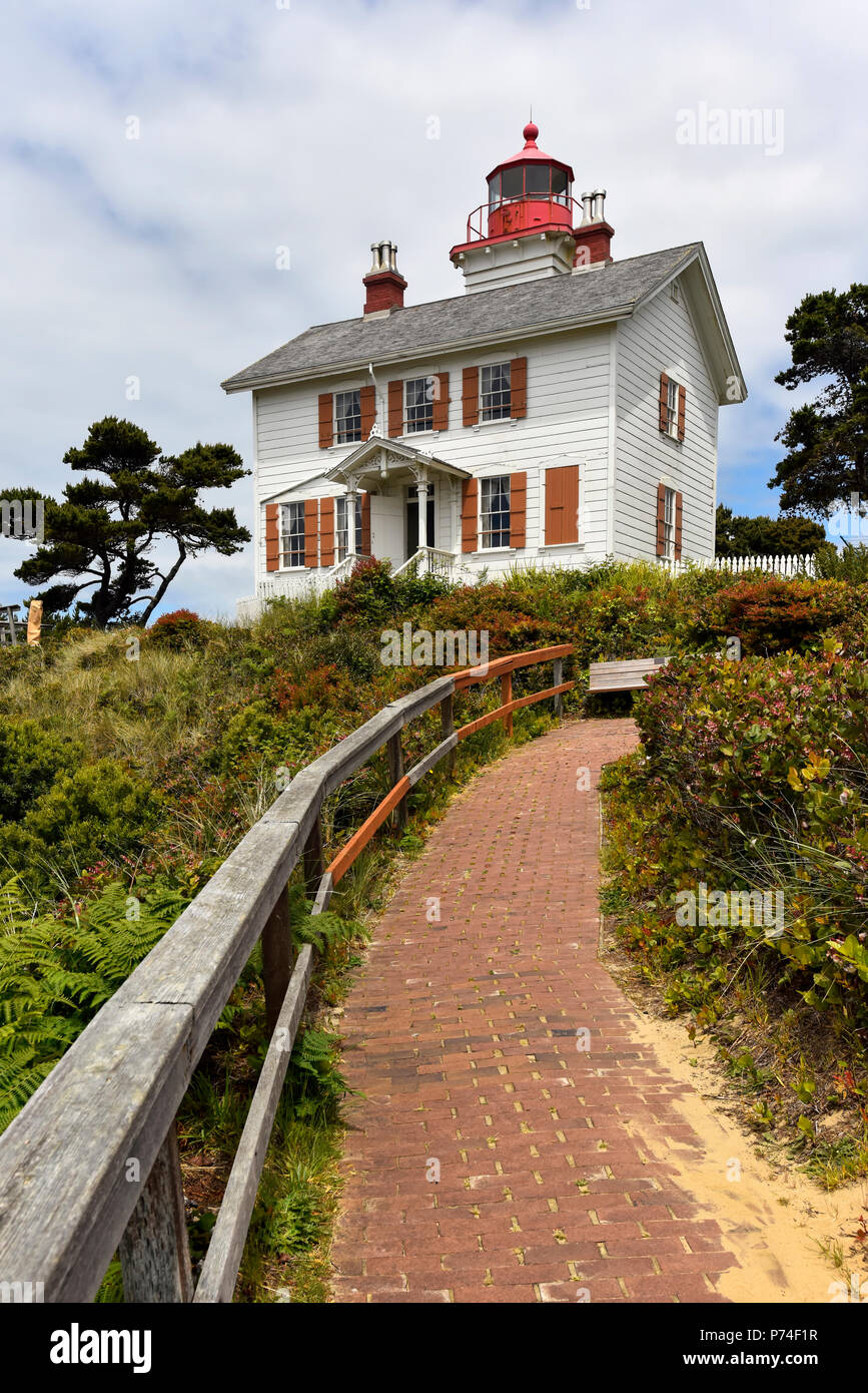 Yaquina Bay Lighthouse, vues avant et latérale, Newport, Oregon Banque D'Images